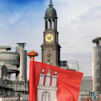 3574_0549 Turm der St. Michaeliskirche - flatternde Hamburgflagge. | Flaggen und Wappen in der Hansestadt Hamburg